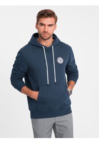 Ombre Clothing - Męska dresowa bluza kangurka z kapturem i naszywką w stylu college – granatowa V2 OM-SSNZ-0144 - XXL. Okazja: na co dzień. Typ kołnierza: kaptur. Kolor: niebieski. Materiał: dresówka. Wzór: aplikacja. Styl: klasyczny, elegancki, sportowy, casual #3