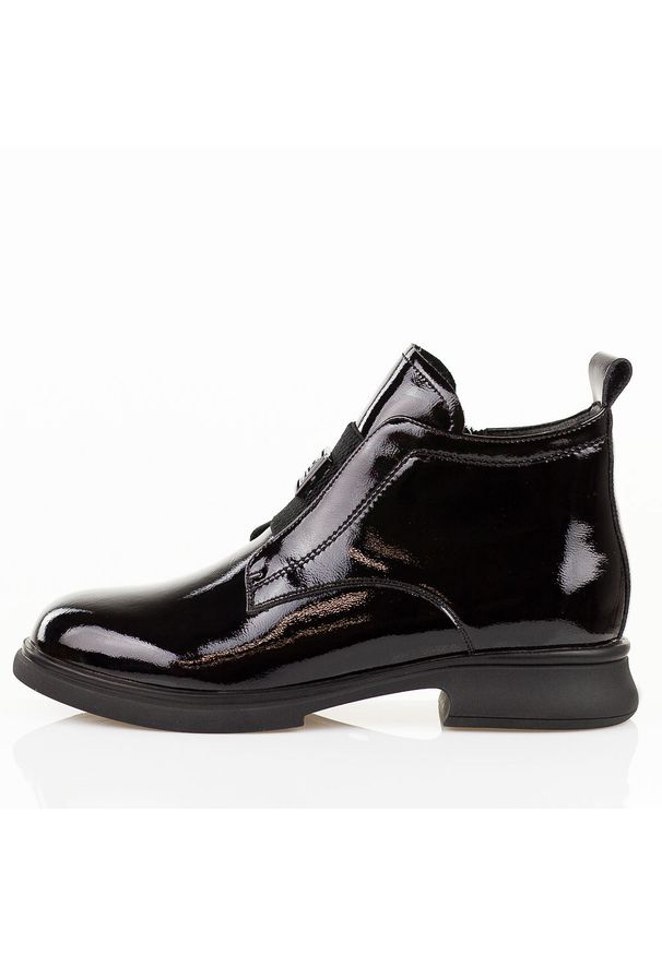 Czarne lakierowane botki damskie Filippo Dbt7383/25. Okazja: na co dzień. Nosek buta: okrągły. Kolor: czarny. Szerokość cholewki: normalna. Wzór: aplikacja. Materiał: skóra, lakier. Sezon: zima, jesień. Obcas: na obcasie. Styl: klasyczny, casual, elegancki