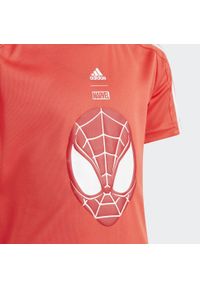 Adidas - Koszulka adidas x Marvel Spider-Man. Kolor: biały, czerwony, wielokolorowy. Materiał: materiał. Wzór: motyw z bajki