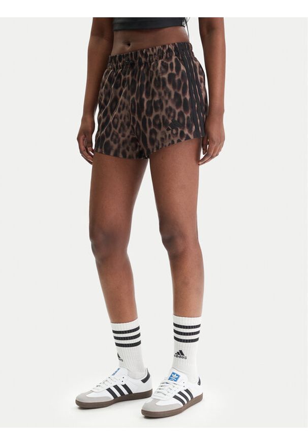 Adidas - adidas Szorty sportowe Seasonal Essentials Leopard Print JZ0199 Brązowy Regular Fit. Kolor: brązowy. Materiał: syntetyk. Wzór: nadruk