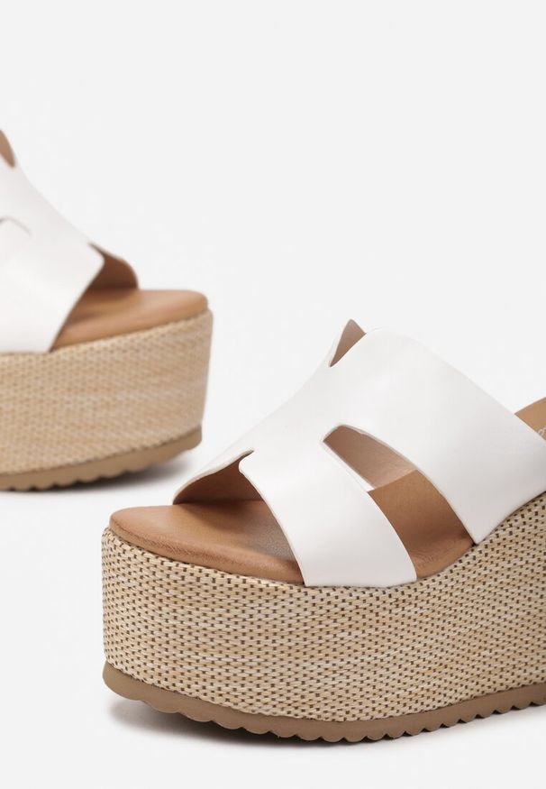 Renee - Białe Klapki Boho na Koturnie z Platformą Ozdobionych Plecionką Vilari. Kolor: biały. Wzór: aplikacja. Obcas: na koturnie. Styl: boho