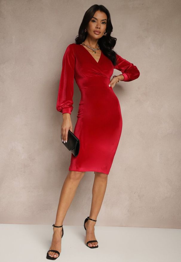 Renee - Czerwona Sukienka z Weluru o Dopasowanym Kroju i Dekolcie w V Wiolette. Okazja: na co dzień, na imprezę. Typ kołnierza: dekolt w kształcie V. Kolor: czerwony. Materiał: welur. Typ sukienki: proste, ołówkowe. Styl: casual, elegancki