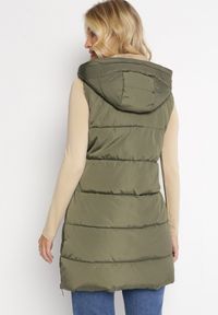 Born2be - Zielona Pikowana Kamizelka Dwustronna z Kapturem Essata. Okazja: na spacer, na co dzień. Typ kołnierza: kaptur. Kolor: zielony. Materiał: jeans. Wzór: gładki. Styl: casual, klasyczny, sportowy #3