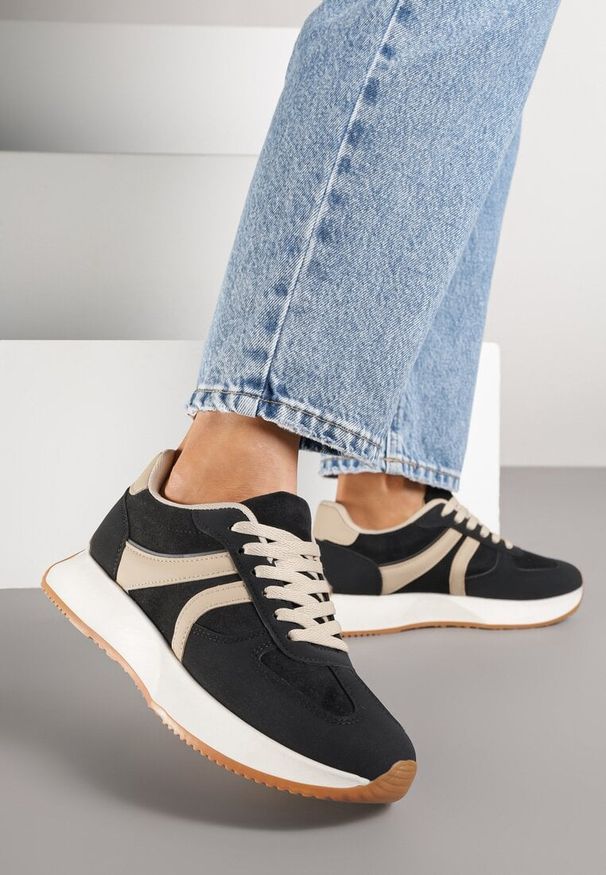 Renee - Czarne Sneakersy z Geometrycznym Wzorem Velwettia. Okazja: na co dzień, na spacer. Zapięcie: sznurówki. Kolor: czarny. Wzór: geometria. Sport: turystyka piesza