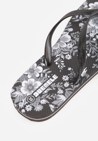 Renee - Czarne Japonki Basenowe z Ozdobną Wkładką w Kwiaty Metone. Okazja: na co dzień. Kolor: czarny. Wzór: kwiaty. Sezon: lato. Styl: wakacyjny, casual #9