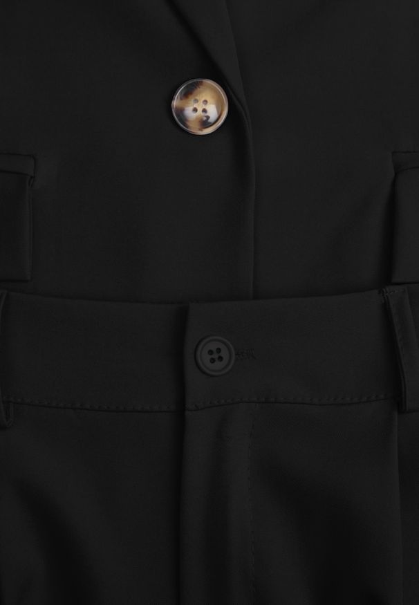 Renee - Czarny Komplet Garniturowy Marynarka z Krótkim Rękawem i Spodnie Wide Leg Coramara. Kolor: czarny. Wzór: aplikacja