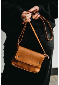 Miękka listonoszka skórzana DAN-A 708/s camelowa. Materiał: skórzane. Styl: vintage, elegancki, casual