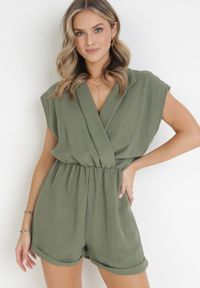 Born2be - Ciemnozielony Kombinezon z Krótkimi Nogawkami i Kopertowym Dekoltem z Wiskozy Polisse. Kolor: zielony. Materiał: wiskoza. Długość: krótkie. Sezon: wiosna, lato #1
