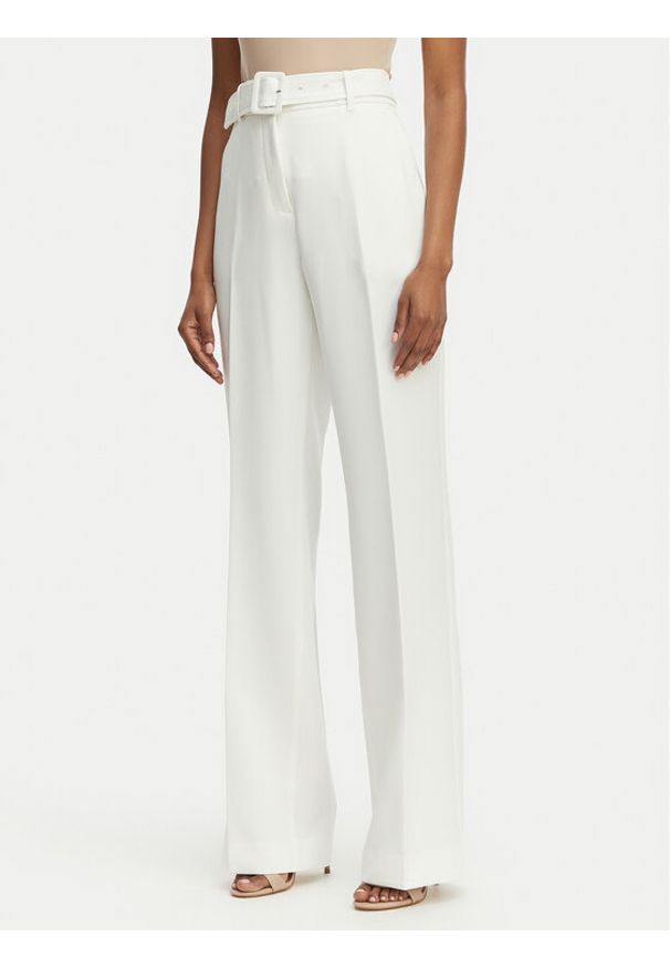 Guess Spodnie materiałowe W6GB05 W1765 Biały Regular Fit. Kolor: biały. Materiał: syntetyk