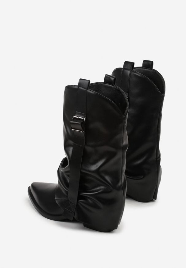 Born2be - Czarne Marszczone Botki Kowbojki z Cholewką Imitującą Nogawkę Ilosa. Okazja: na co dzień, na spotkanie biznesowe. Kolor: czarny. Materiał: jeans. Szerokość cholewki: normalna. Wzór: aplikacja. Obcas: na obcasie. Styl: casual, elegancki, biznesowy. Wysokość obcasa: średni