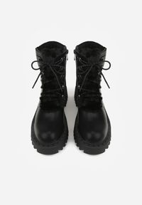 Renee - Czarne Trapery w Casualowym Stylu z Futerkowym Zdobieniem na Języku Taniapea. Okazja: na co dzień. Zapięcie: sznurówki. Kolor: czarny. Materiał: jeans, puch. Szerokość cholewki: normalna. Wzór: aplikacja. Styl: klasyczny, casual, street #8