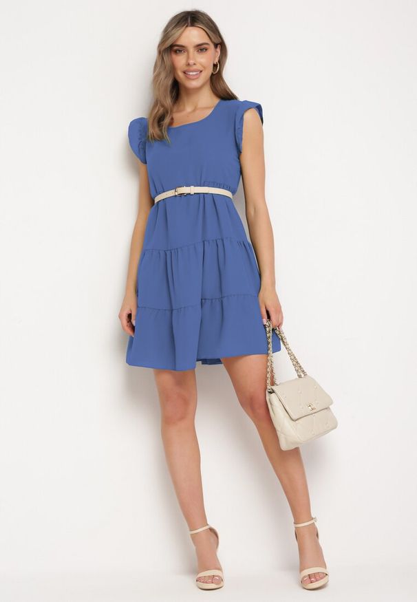 Born2be - Niebieska Rozkloszowana Sukienka z Falbankami Zapinana przy Szyi Rettesa. Okazja: na co dzień. Typ kołnierza: kołnierz z falbankami. Kolor: niebieski. Materiał: wiskoza, tkanina. Sezon: lato. Styl: elegancki, casual