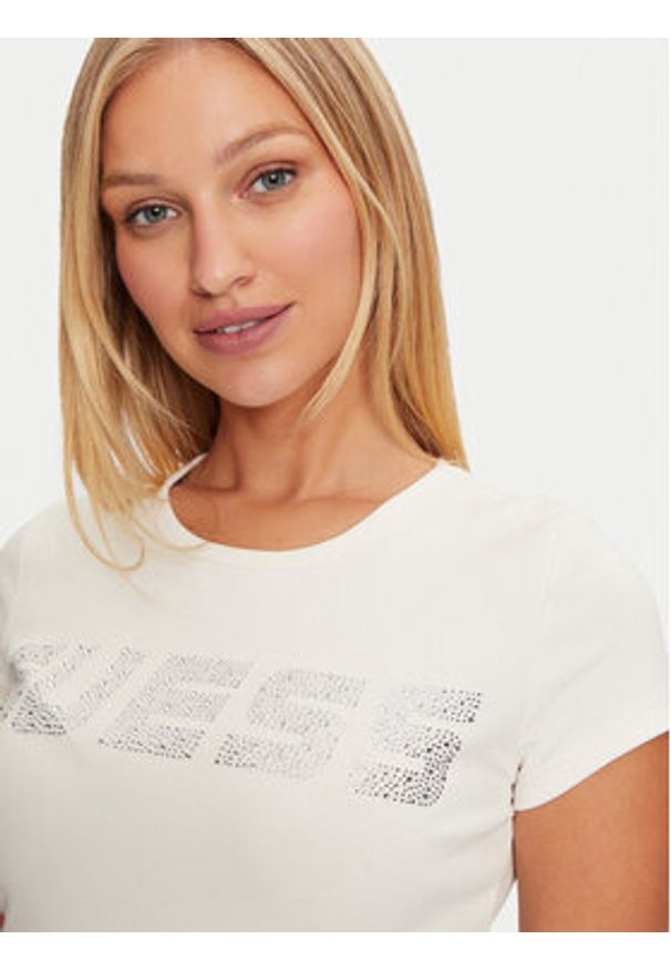 Guess T-Shirt V4BI16 KCIV1 Écru Regular Fit. Kolor: kremowy. Materiał: bawełna