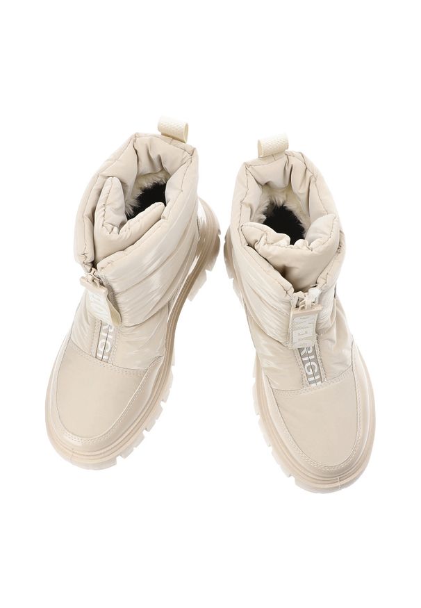Beżowe Śniegowce Filippo Ocieplane Buty Damskie. Okazja: na spacer. Zapięcie: zamek. Kolor: beżowy. Materiał: materiał. Wzór: napisy. Sezon: zima