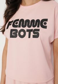 Born2be - Różowy T-shirt Ozdobiony Napisem Devenee. Okazja: na co dzień. Kolor: różowy. Materiał: jeans. Wzór: napisy, aplikacja. Styl: klasyczny, casual #3
