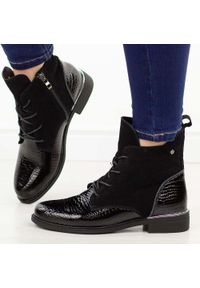 Czarne crock skórzane botki damskie płaskie Filippo Dbt4749/25. Okazja: na co dzień. Nosek buta: okrągły. Zapięcie: sznurówki. Kolor: czarny. Materiał: lakier, skóra, zamsz. Sezon: zima, jesień. Obcas: na obcasie. Styl: klasyczny, casual, elegancki #1