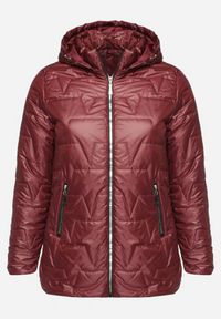 Born2be - Czerwona Pikowana Kurtka z Kapturem w Klasycznym Stylu Mallissa. Okazja: na spacer. Typ kołnierza: kaptur. Kolekcja: plus size. Kolor: czerwony. Materiał: jeans. Wzór: aplikacja. Styl: klasyczny #3