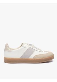 Ryłko - Kremowe sneakersy z szarym paskiem. Okazja: na co dzień. Nosek buta: okrągły. Zapięcie: pasek. Kolor: beżowy. Materiał: skóra. Szerokość cholewki: normalna. Styl: casual, street, sportowy, klasyczny #1