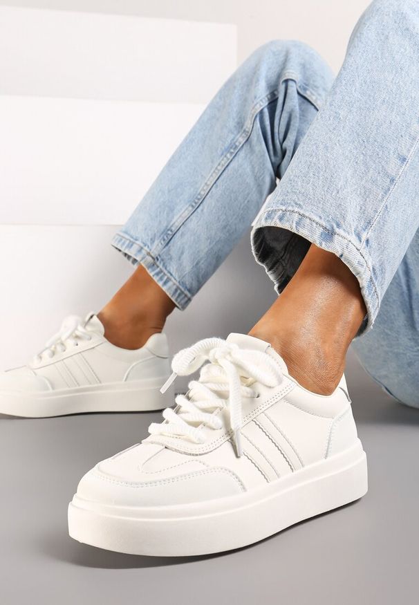 Renee - Białe Sznurowane Sneakersy na Platformie Ozdobione Paskami Tialise. Zapięcie: pasek. Kolor: biały. Wzór: aplikacja. Obcas: na platformie