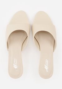 Renee - Beżowe Klapki Peep Toe na Niskiej Szpilce Carinatia. Okazja: na co dzień. Nosek buta: otwarty. Kolor: beżowy. Materiał: jeans. Styl: casual, elegancki #5