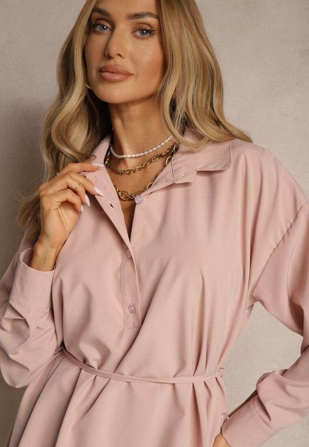 Renee - Różowa Sukienka Koszulowa Typu Bombka Ozdobiona Paskiem Lavirivae. Okazja: na co dzień. Kolor: różowy. Długość rękawa: długi rękaw. Wzór: aplikacja. Typ sukienki: koszulowe, bombki. Styl: casual, elegancki