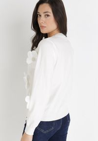 Born2be - Biały Sweter Lasthania. Okazja: na co dzień. Kolor: biały. Materiał: tkanina, jeans, prążkowany. Długość rękawa: długi rękaw. Długość: długie. Wzór: kwiaty, aplikacja. Styl: casual, klasyczny #5