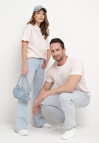 Born2be - Jasnoróżowa Koszulka Avonmora. Kolor: różowy. Materiał: bawełna, jeans, dzianina. Długość rękawa: krótki rękaw. Długość: krótkie. Wzór: gładki #5
