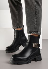 Renee - Czarne Botki Sztyblety Zdobione Metaliczną Aplikacją Cedorie. Okazja: na co dzień. Zapięcie: zamek. Kolor: czarny. Materiał: jeans. Wzór: aplikacja. Sezon: zima, jesień. Obcas: na płaskiej podeszwie. Styl: casual, elegancki