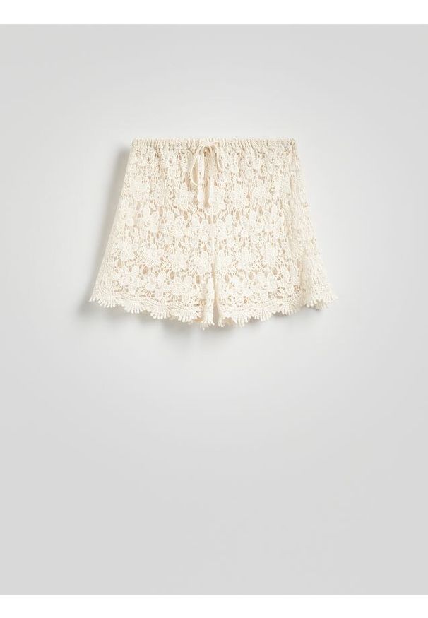 Reserved - Ażurowe szorty plażowe - złamana biel. Okazja: na plażę. Materiał: dzianina, bawełna. Wzór: ażurowy