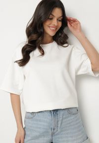 Born2be - Biały T-shirt z Bawełną w Klasycznym Stylu Meravia. Okazja: na co dzień. Kolor: biały. Materiał: bawełna. Wzór: gładki. Styl: klasyczny