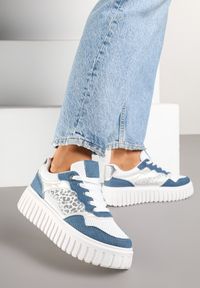 Renee - Niebiesko-Białe Sneakersy na Platformie z Tłoczeniami Zdobione Panterkowym Printem Herraza. Kolor: niebieski. Materiał: jeans. Wzór: aplikacja, nadruk. Obcas: na platformie