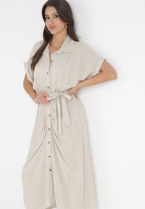 Born2be - Jasnobeżowa Koszulowa Sukienka Midi z Gumką w Talii i Materiałowym Paskiem z Wiskozy Skeisa. Kolor: beżowy. Materiał: wiskoza, materiał. Typ sukienki: koszulowe. Długość: midi