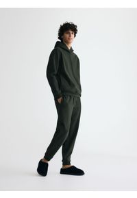 Reserved - Spodnie dresowe regular fit - ciemnozielony. Kolor: zielony. Materiał: dresówka