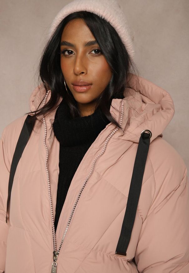 Renee - Różowa Długa Kurtka Pikowana Płaszcz z Kapturem Serea. Okazja: na co dzień. Typ kołnierza: kaptur. Kolor: różowy. Materiał: jeans. Długość: długie. Styl: casual