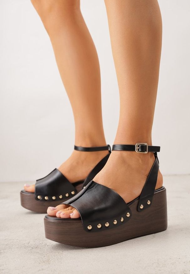 Renee - Czarne Sandały na Platformie i Koturnie z Nitami po Bokach Zaehesh. Okazja: na co dzień. Zapięcie: sprzączka. Kolor: czarny. Materiał: jeans. Obcas: na koturnie. Styl: casual