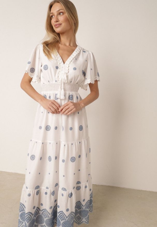 Born2be - Niebieska Bawełniana Sukienka Boho Zdobiona Etno Haftem i Chwostami Metona. Okazja: na spacer, na co dzień. Kolor: niebieski. Materiał: bawełna. Wzór: aplikacja, haft. Typ sukienki: proste. Styl: etno, boho