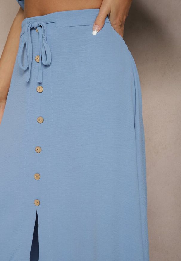 Renee - Niebieska Spódnica z Przedłużonym Tyłem Zdobiona Falbanami i Guzikami Maleira. Okazja: na co dzień. Kolor: niebieski. Wzór: aplikacja. Styl: casual, boho, elegancki