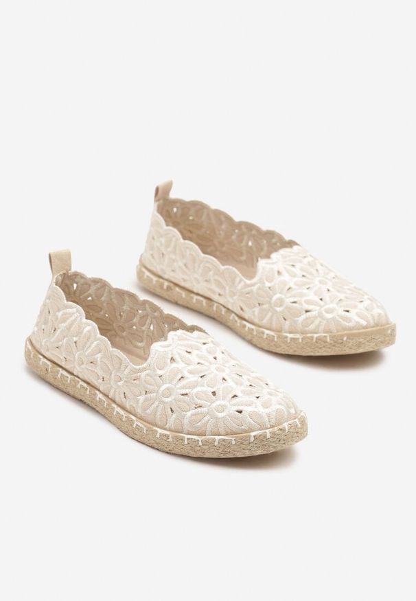 Renee - Beżowe Plecione Espadryle Vices z Kwiatowym Motywem z Ażurowymi Wycięciami Honavia. Okazja: na co dzień, na spacer. Kolor: beżowy. Materiał: jeans. Wzór: ażurowy, kwiaty. Styl: casual