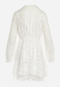 Born2be - Biała Rozkloszowana Sukienka Mini z Plumeti o Kopertowym Kroju Tayeta. Kolor: biały. Typ sukienki: kopertowe. Styl: klasyczny, elegancki. Długość: mini