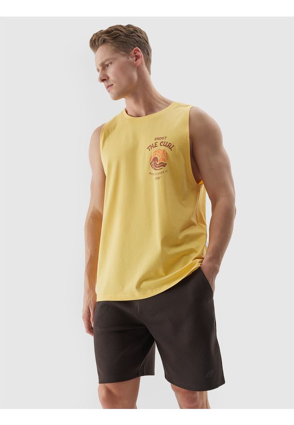 4f - 4F Tank top z nadrukiem męski - żółty XL. Kolor: żółty. Materiał: dzianina, jersey, bawełna. Długość rękawa: na ramiączkach. Wzór: nadruk