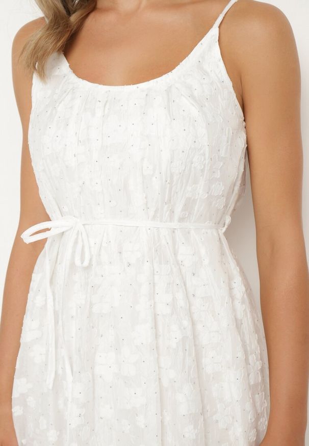 Born2be - Biała Sukienka na Regulowanych Ramiączkach Ozdobiona Cyrkoniami z Materiałowym Paskiem Selolia. Okazja: na co dzień. Typ kołnierza: dekolt w kształcie V. Kolor: biały. Materiał: materiał. Długość rękawa: na ramiączkach. Wzór: aplikacja. Typ sukienki: proste. Styl: casual