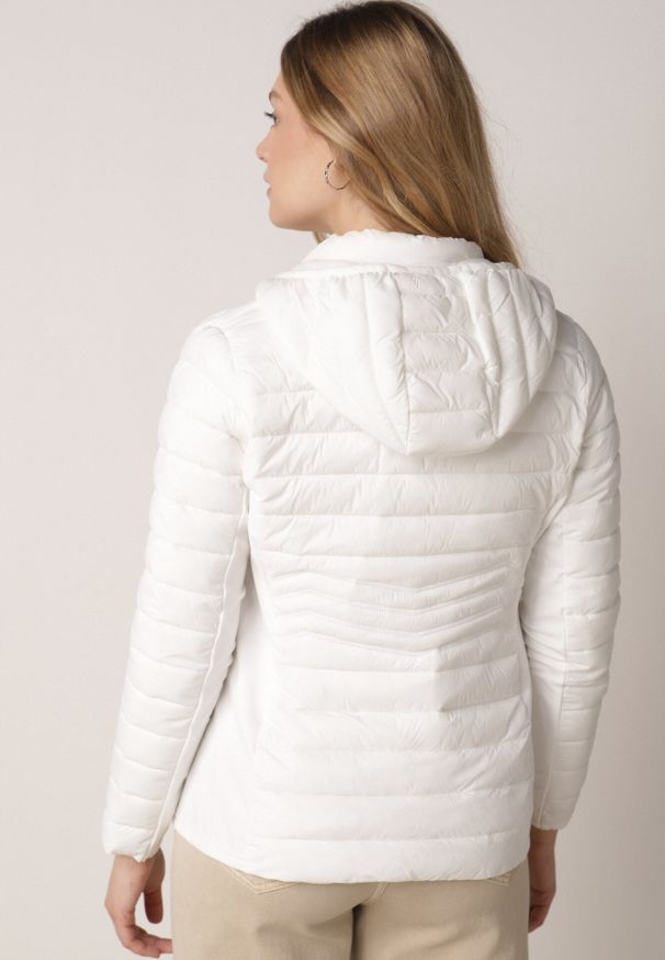 Born2be - Biała Pikowana Kurtka Przejściowa z Kapturem i Elastycznymi Panelami Feziala. Okazja: na co dzień. Typ kołnierza: kaptur. Kolor: biały. Materiał: jeans, nylon. Sezon: wiosna. Styl: casual, sportowy