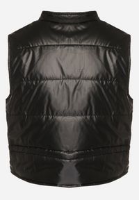 Born2be - Czarna Krótka Kamizelka Ozdobiona Naszywką Ściągana w Talii Mevelina. Kolor: czarny. Długość: krótkie. Wzór: aplikacja. Styl: elegancki #4