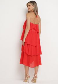 Born2be - Czerwona Sukienka z Falbanami Wiązana na Szyi z Broszką Kwiatem Tinallena. Okazja: na co dzień. Kolor: czerwony. Wzór: kwiaty. Styl: casual #4