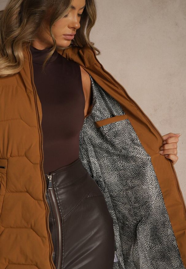 Renee - Brązowa Pikowana Kurtka o Taliowanym Kroju z Kapturem z Futerkiem Mindria. Okazja: na spacer. Typ kołnierza: kaptur. Kolor: brązowy. Materiał: futro. Styl: elegancki