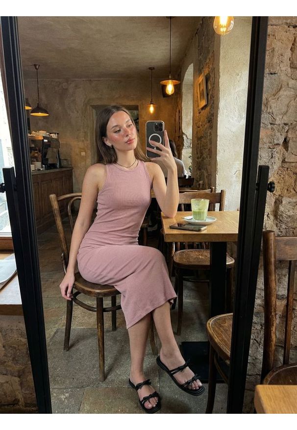 Sinsay - Dopasowana dzianinowa sukienka midi - fioletowy. Kolor: fioletowy. Materiał: dzianina. Długość: midi