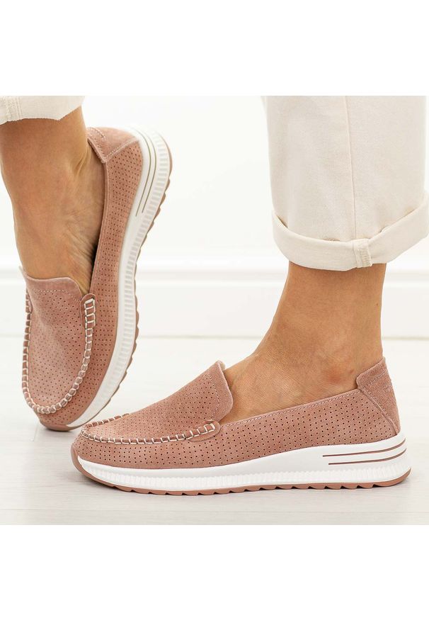 Różowe ażurowe skórzane mokasyny damskie Jezzi 9793. Okazja: na spacer, na co dzień. Nosek buta: okrągły. Zapięcie: bez zapięcia. Kolor: różowy. Szerokość cholewki: normalna. Wzór: ażurowy. Materiał: skóra. Sezon: wiosna, jesień, lato. Styl: casual, elegancki, klasyczny