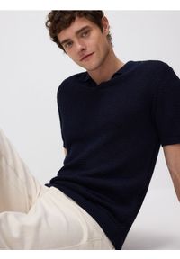 Reserved - Sweter polo z lnem - granatowy. Typ kołnierza: polo. Kolor: niebieski. Materiał: len #1