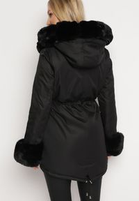 Born2be - Czarna Kurtka Parka z Futerkiem i Kapturem Aresja. Okazja: na co dzień. Kolor: czarny. Materiał: futro. Sezon: zima. Styl: casual #4