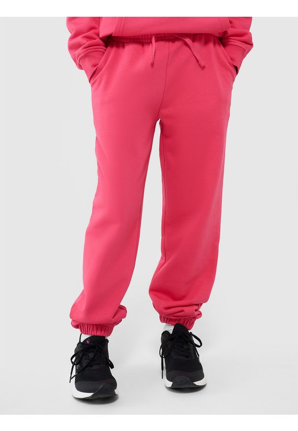 4f - 4F Spodnie dresowe joggery dziewczęce - różowe 158 (12-13 lat). Okazja: na co dzień. Kolor: różowy. Materiał: dresówka. Wzór: gładki, ze splotem. Sezon: lato. Styl: casual, sportowy
